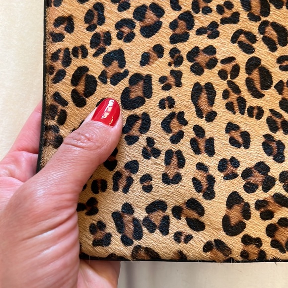 Leopard print calf-hair clutch. - Picture 4 of 6